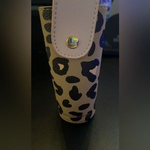 Spray sanitizer holder.
